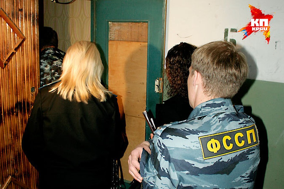 Судебные приставы правда 10. Приставы в частном секторе зимой. Судебный пристав мужчина. Судебный пристав мужчина. Приставы.