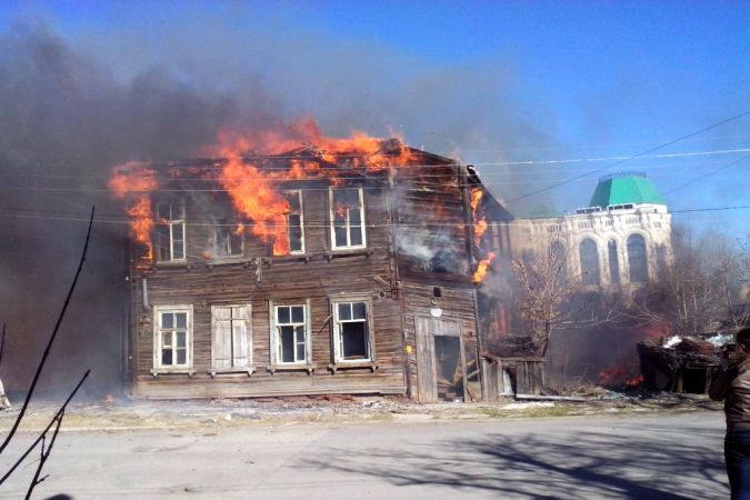 Огонь охватил хозпостройки и жилые дома