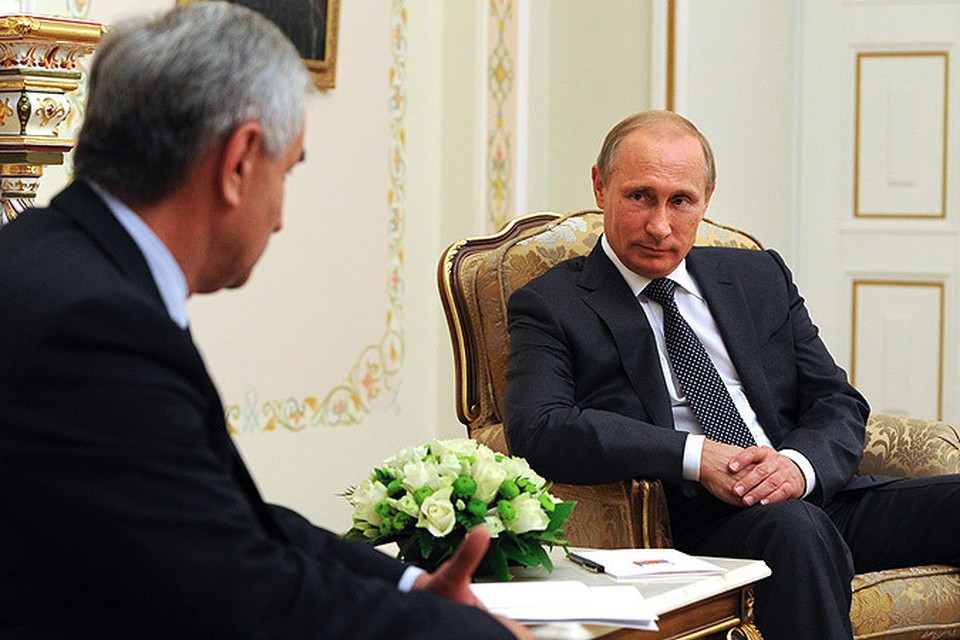 27 августа 2014. Президент России Владимир Путин (справа) и новоизбранный президент Абхазии Рауль Хаджимба во время встречи в резиденции Ново-Огарево.