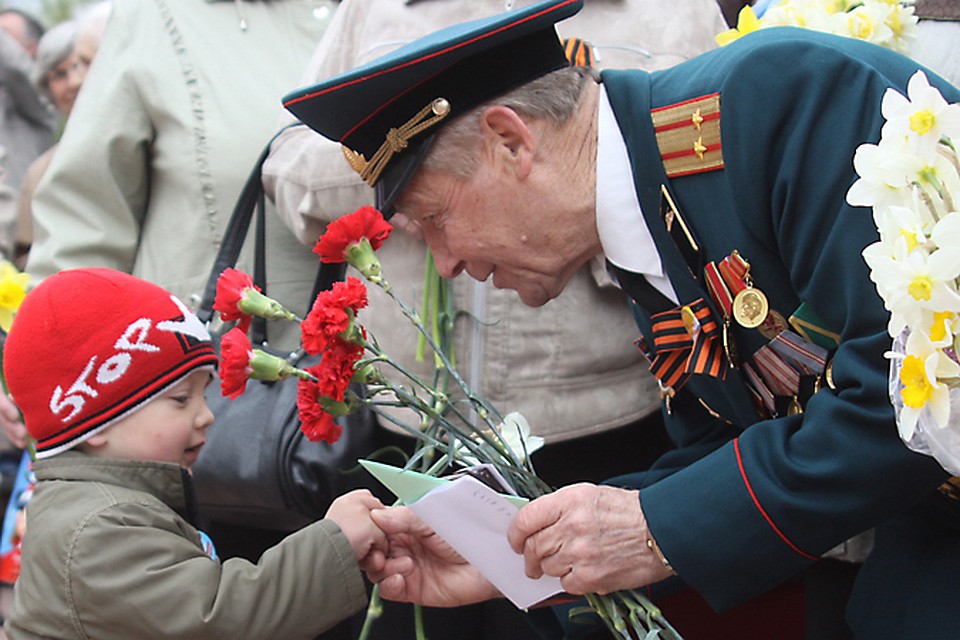 Открытка ветеран и солдат, веселого
