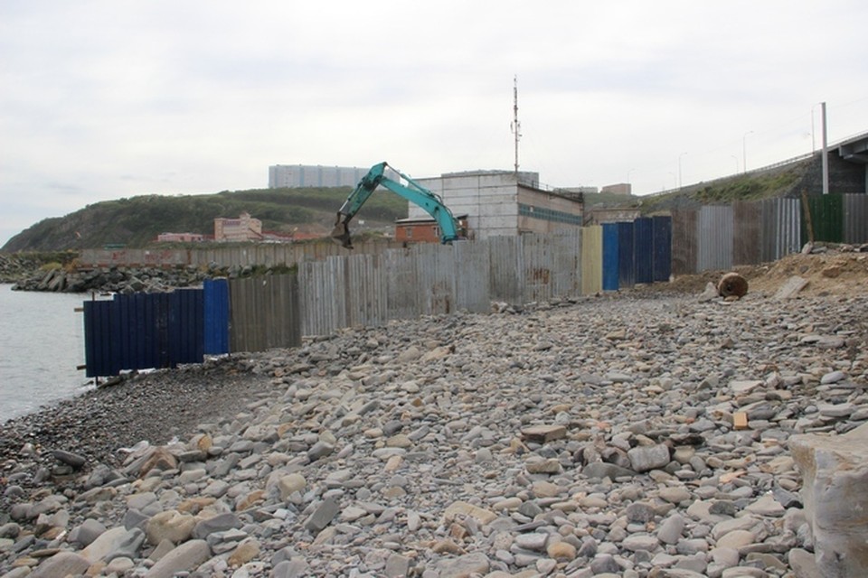 Стройка на берегу бухты Тихой горожан хоть и раздражает, но при этом совершенно законна