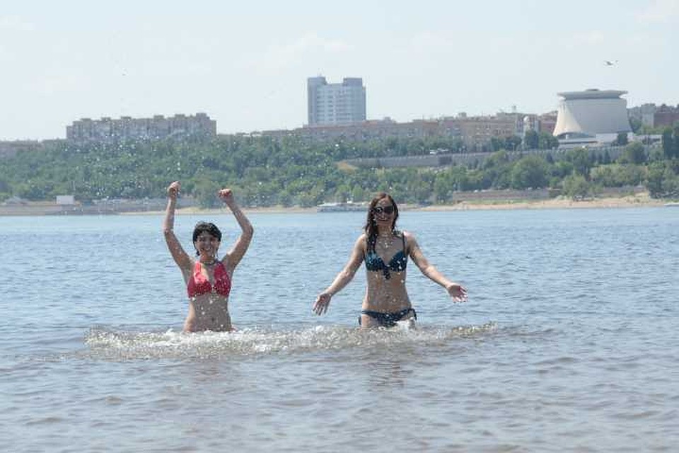 Парень пришел с работы и купается, ебля на глубине в воде