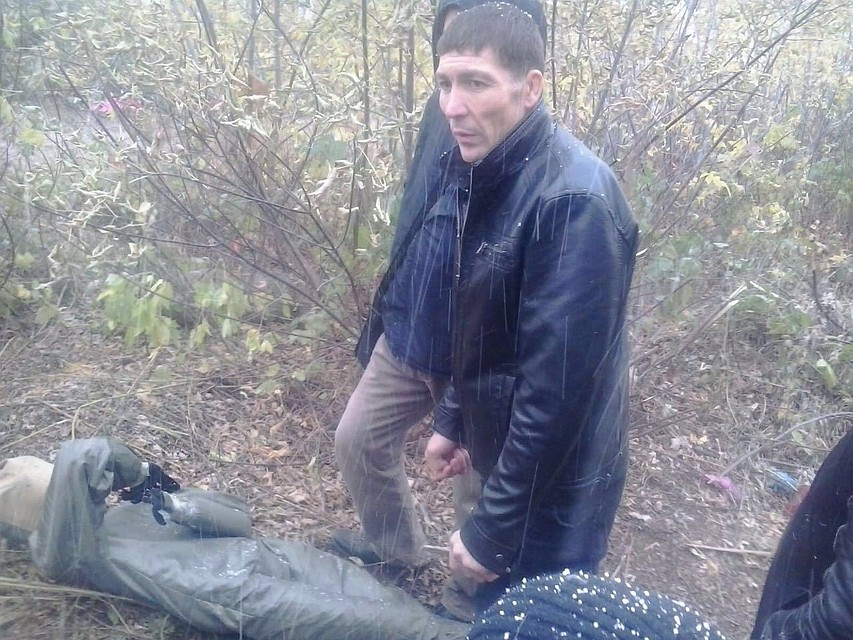 Охуенную грузинку опытный самец пальцем лишает невинности