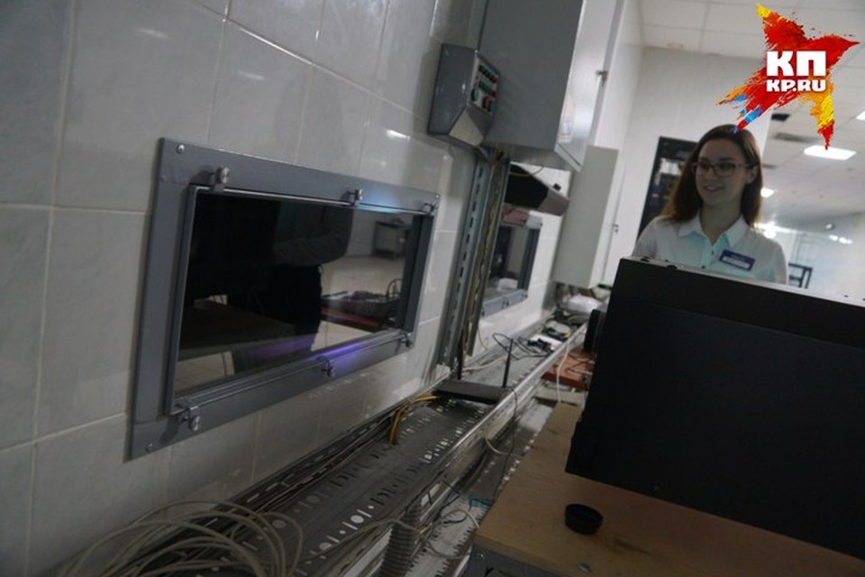 Несмотря на то, что роботы-проекторы полностью вытеснили киномехаников из профессии, следить за ними все равно нужно. Этим как раз занимается администратор-киномеханик.