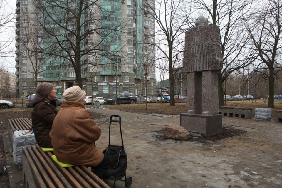 В Петербурге установили «безымянный» памятник Иосифу Бродскому