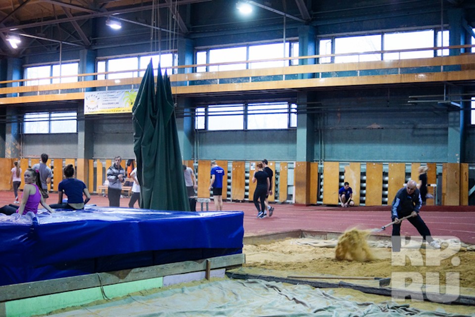 Манеж уралмаш. Зимний манеж уралмаш. Легкоатлетический манеж уралмаш. Легкоатлетический манеж екатеринбург уралмаш. Манеж уралмаш.