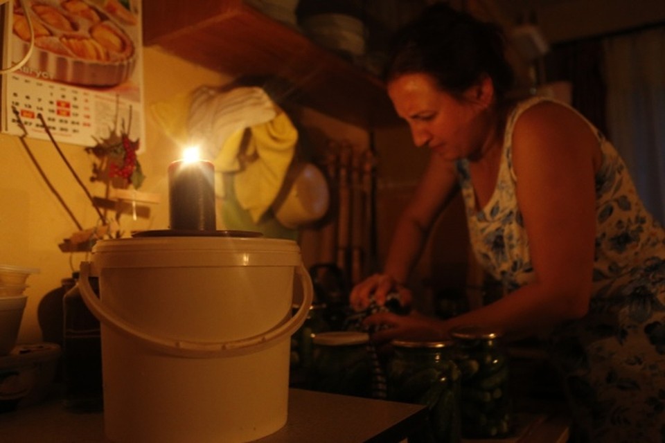 Нет света в доме. Куда позвонить если отключили свет. Отключили свет в доме. Почему в деревне отключают свет. Отключение света.