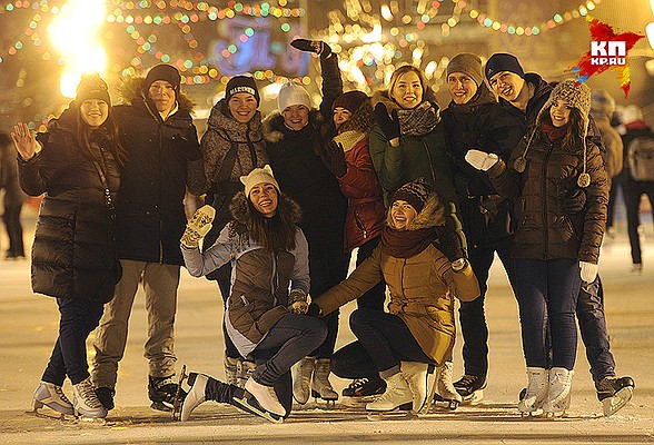 парк горького ледяные фигуры. москва гум каток 2020. каток на красной площади.