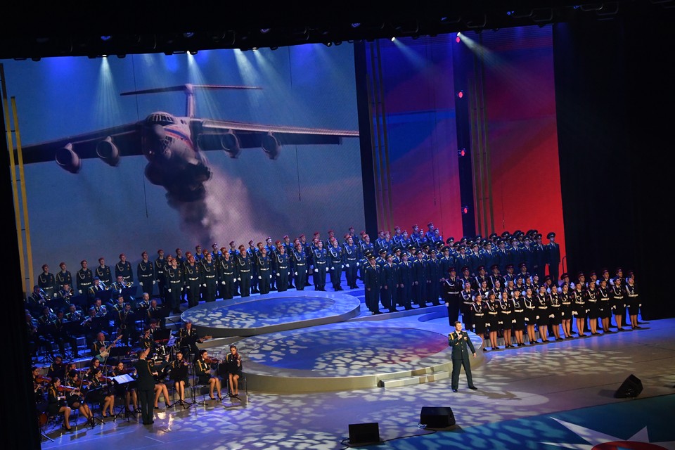 декорации на сцене кремлевского дворца. кремль сцена муз тв. концерт в кремле. праздничные концерты в кремлевском дворце. концерт 100 мвоку.