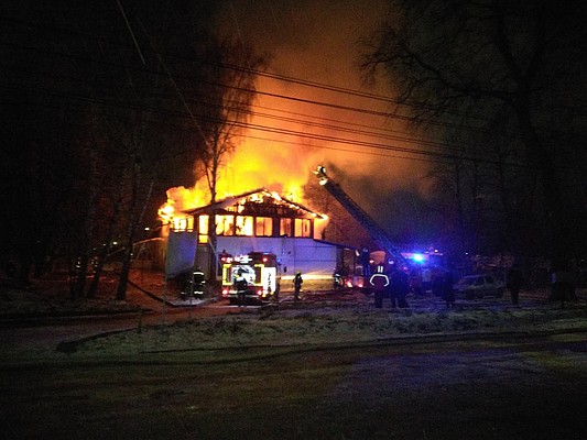 сгорел бар. девичья башня архангельск. сгорел бар. пожар в новосибирске на немировича. бар горит.