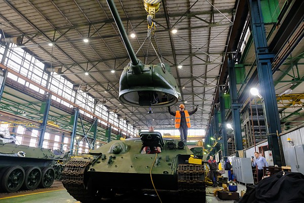 На 61-м бронетанковом заводе в Стрельне 250 специалистов трудятся над восстановлением 30 танков – легендарных советских «тридцатьчетверок».