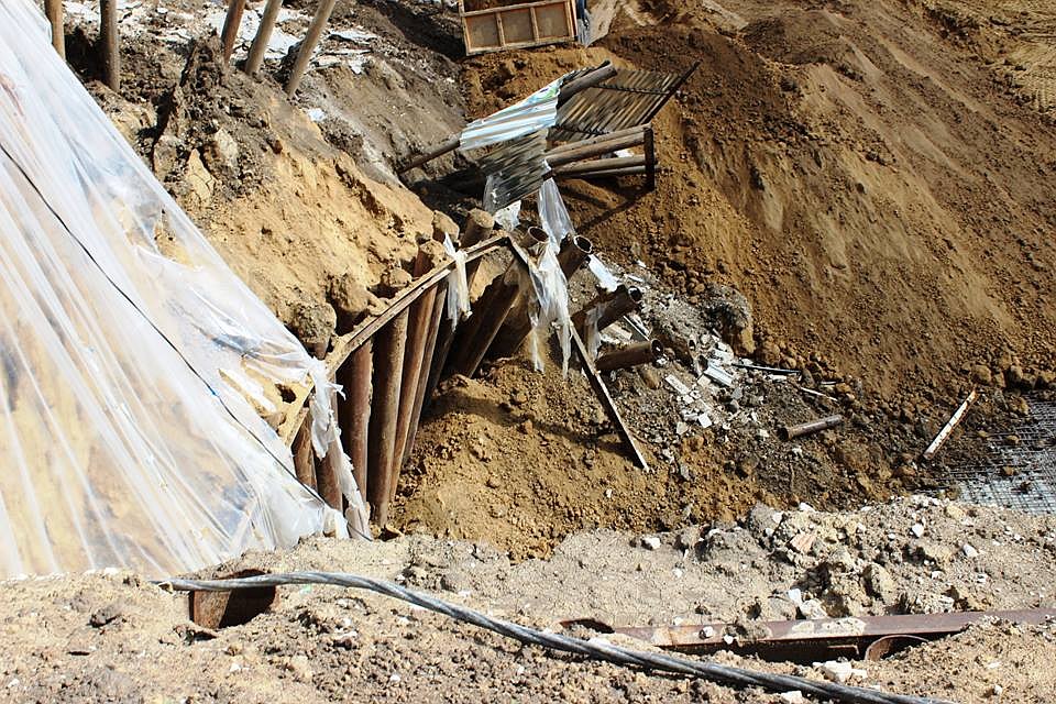 спасение пострадавшего из котлована. обвалился котлован. земляные работы. обрушение траншеи. обрушение котлована.