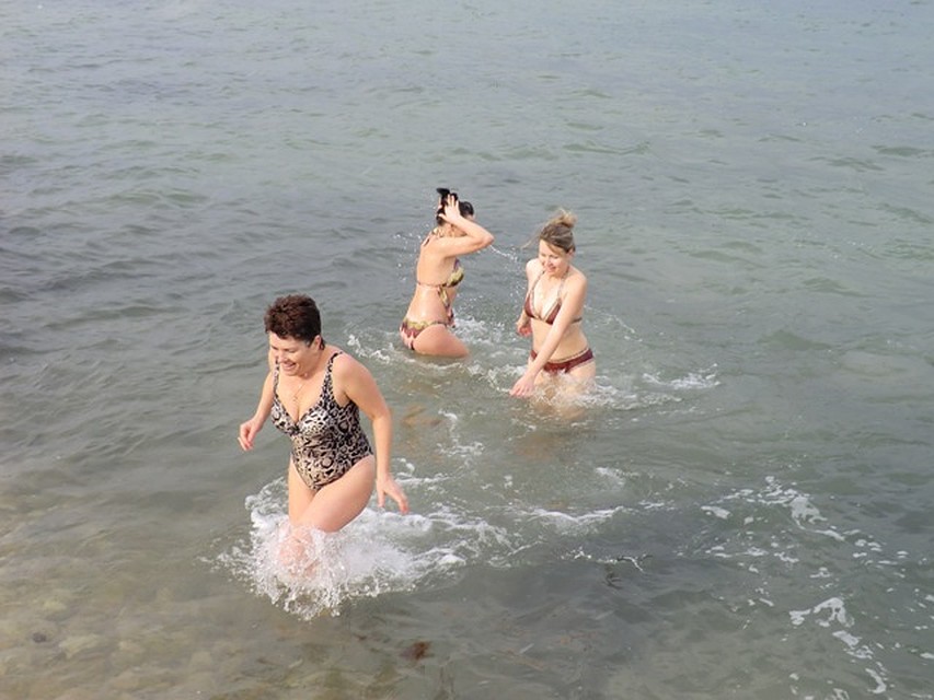 Купаемся в море в крыму красота. Люди загорают в геленджике. Море пляж люди купаются. В ялте в сентябре купаются. Туристы в севастополе.