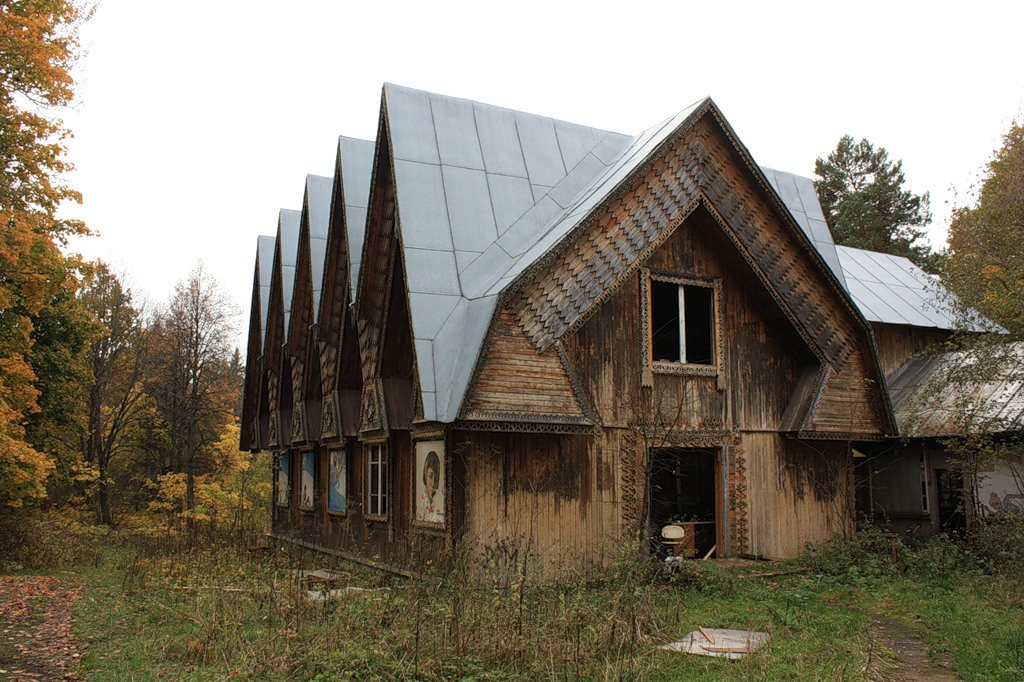 Лагерь "Ясная горка" когда-то славился деревянным зодчеством. Сейчас тут пустота. Детей больше нет. ФОТО http://alexdoomer2009.livejournal.com/