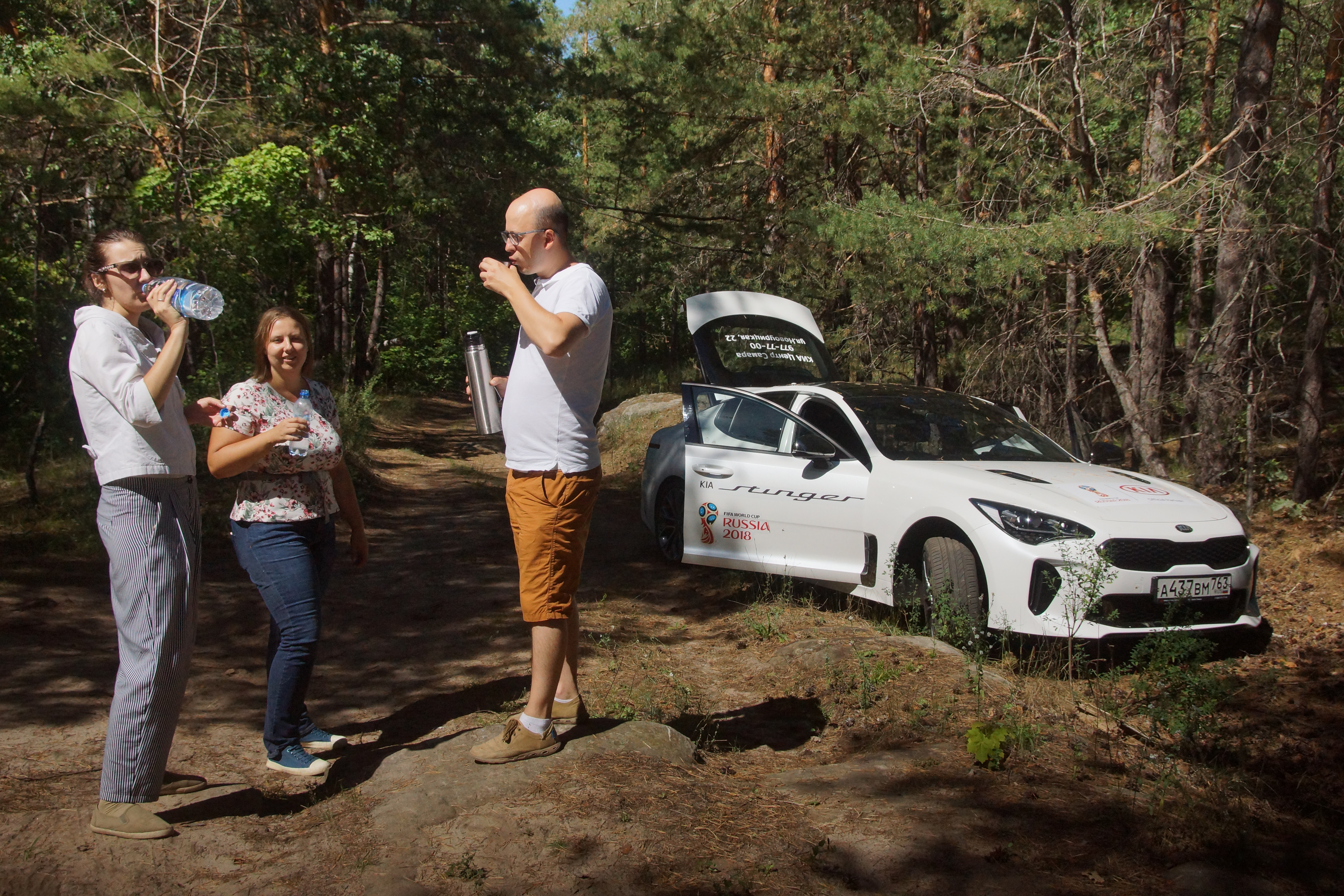 Все это время верный KIA Stinger ждал нас под тенью сосен