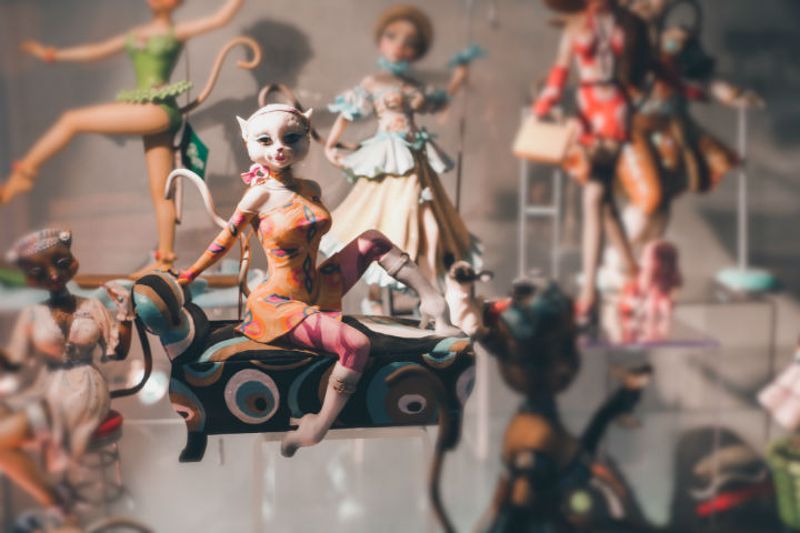 «Кошки никогда не мяукают друг с другом. Этот звук предназначен специально для людей. » — гласит надпись на стене «Мурариума».