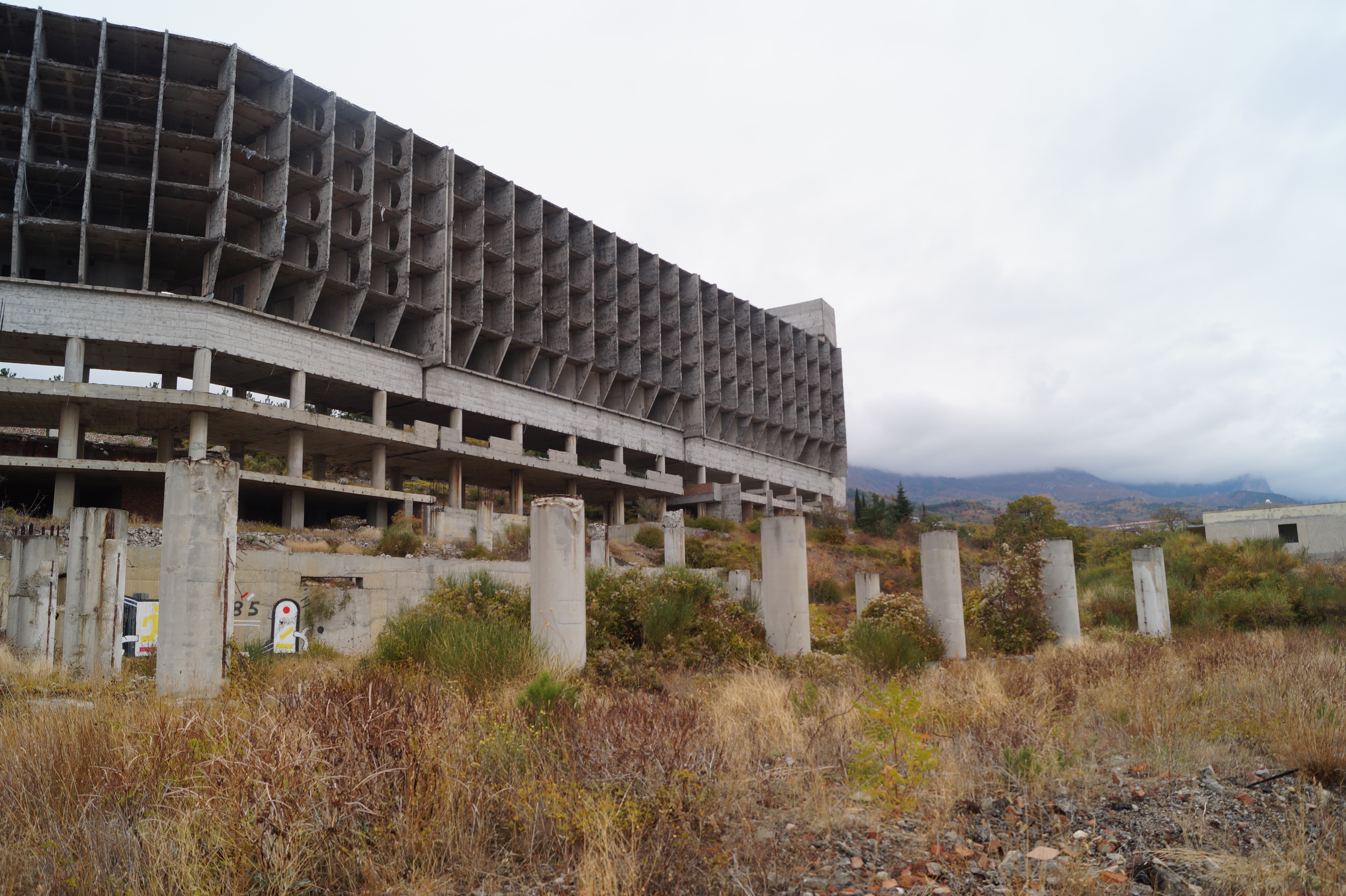Грозный недострой возвышается над Черным морем
