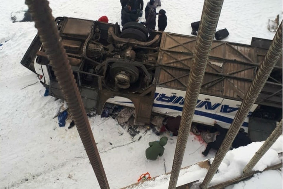 Автобус протаранил ограждения и слетев с моста, упал прямо на крышу. Фото: правительство Забайкальского края.