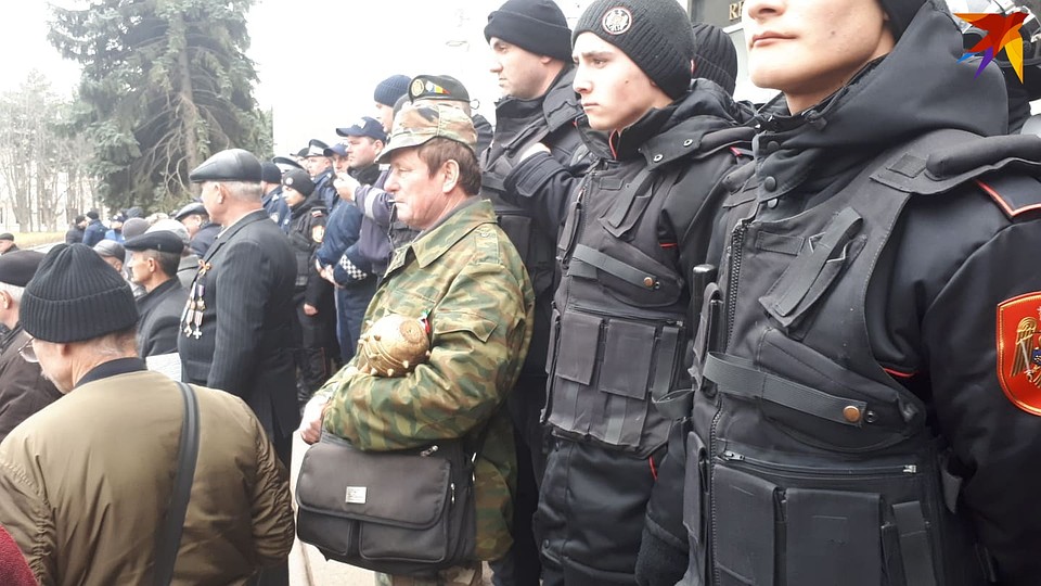 «Ты — провокатор!»: Комбатанты, штурмующие здание правительства в Кишиневе, напали на корреспондента «Комсомолки» за то, что тот говорит по-русски «Ты — провокатор!»: Комбатанты, штурмующие здание правительства в Кишиневе, напали на корреспондента «Комсомолки» за то, что тот говорит по-русски