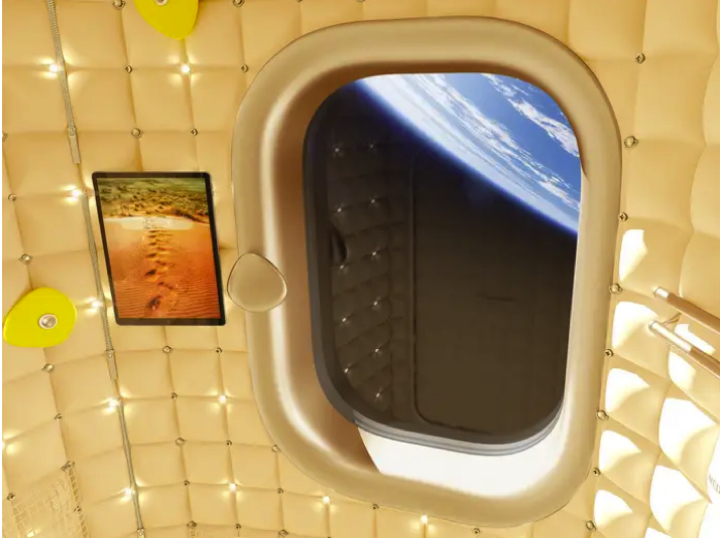 Главное достоинство номера - большое окно.