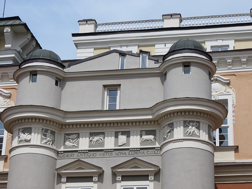 На фасаде обсерватории Виленского университета – знаки зодиака. Фото: Наталья СЛИЖ