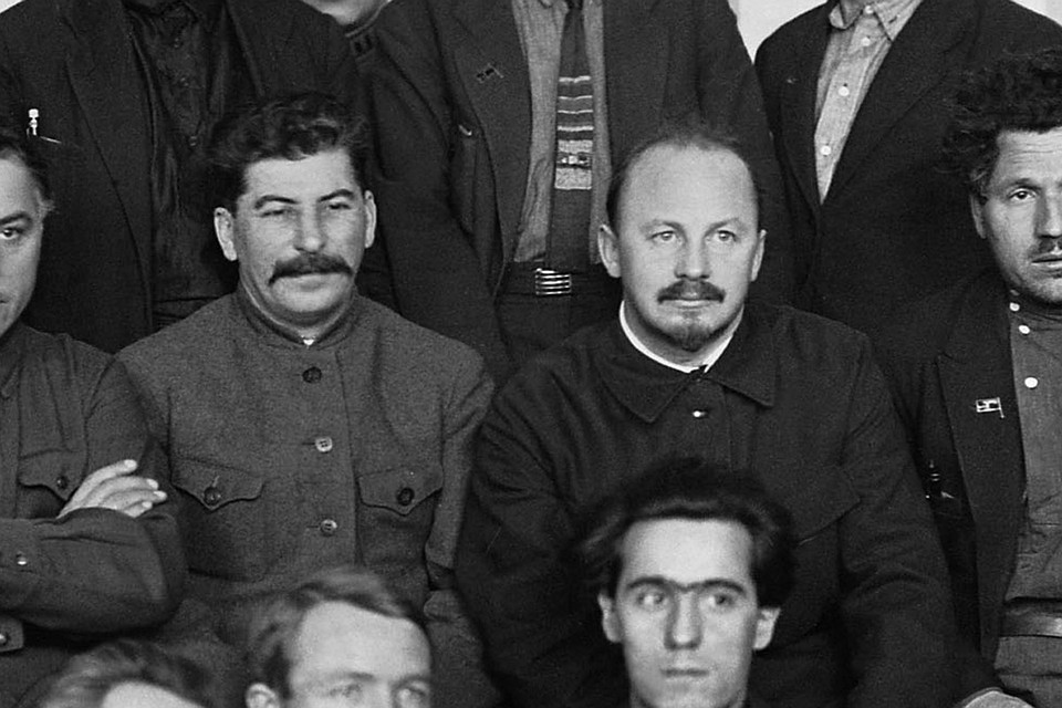 Иосиф Сталин и Николай Бухарин в группе делегатов IV Всесоюзного съезда Советов, 1927 год. Фотохроника ТАСС