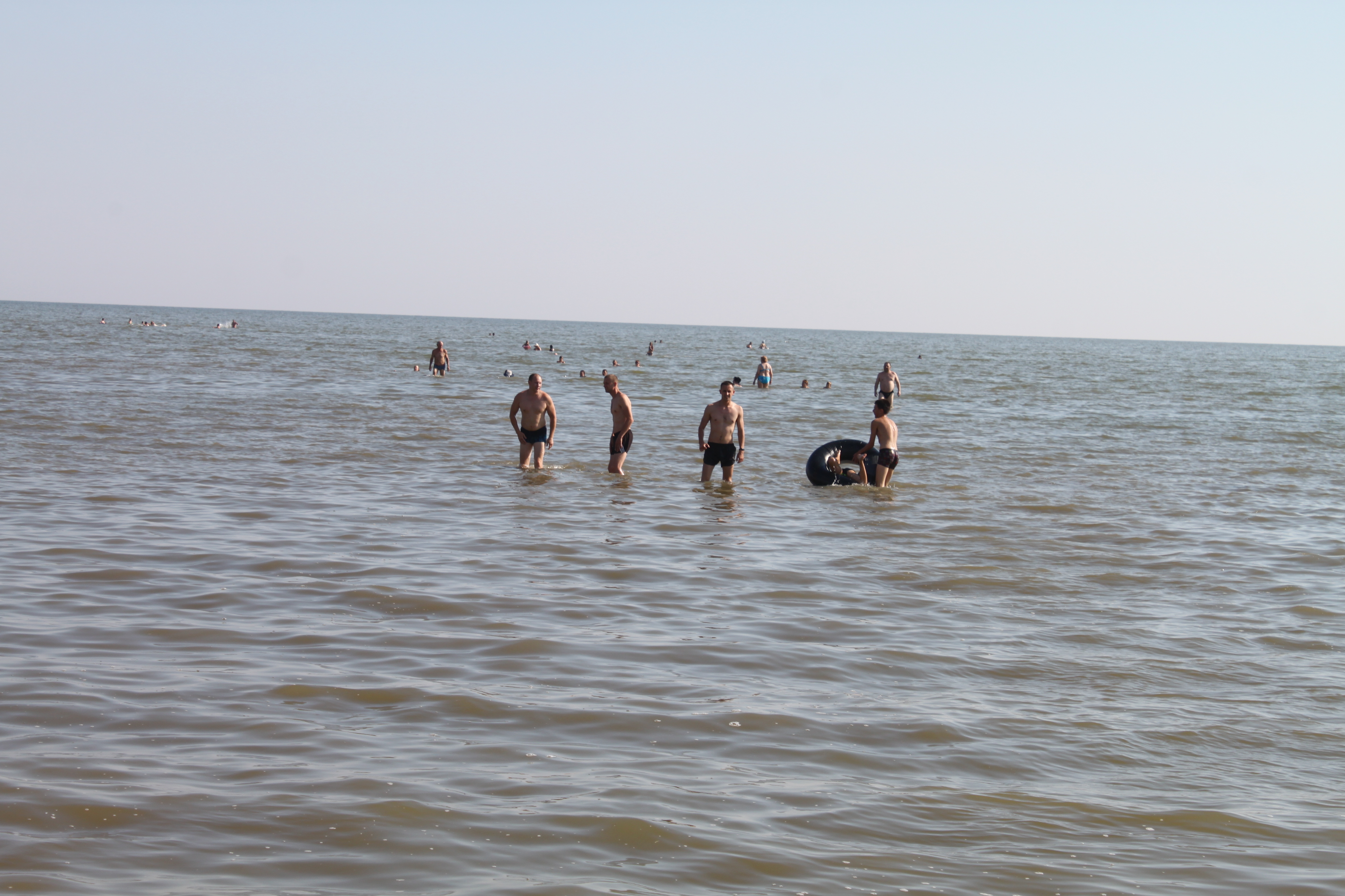 Люди ходят по морю