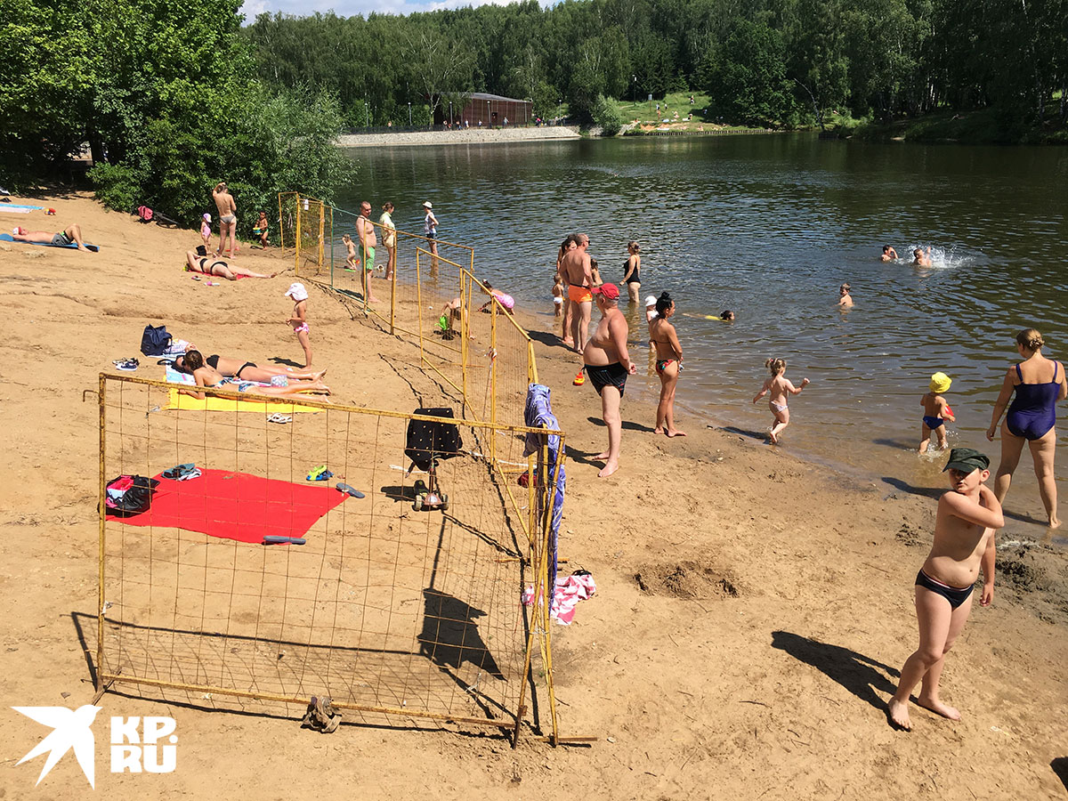 Одно из заграждений отдыхающие используют как калитку. Но еще проще - обойти забор справа (или слева).