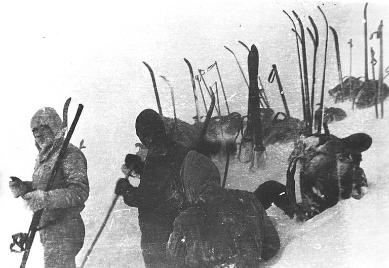 Версия гибели туристов в горах Северного Урала подтверждается целым рядом экспертиз, но оставляет много вопросов