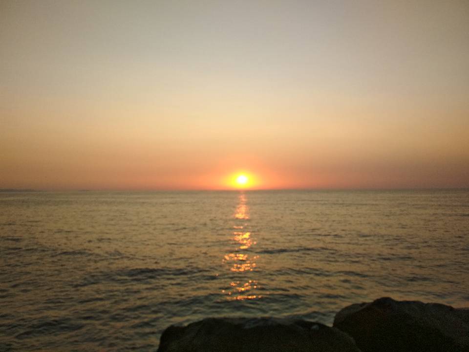 Встретить рассвет в палатке на берегу моря - это одна из прелестей "дикого" отдыха