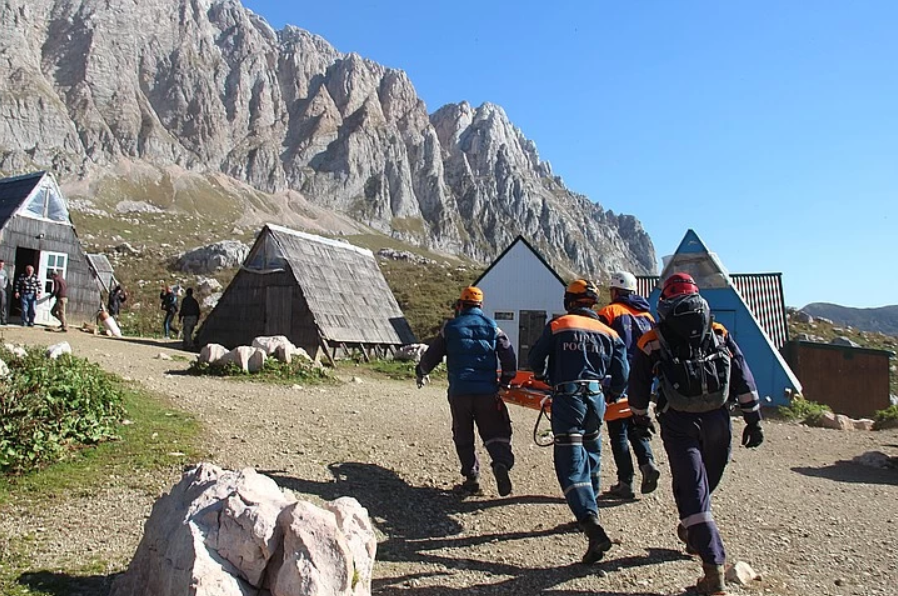 Спасателям часто приходится нести пострадавших туристов на носилках. Фото: ЮРПСО.