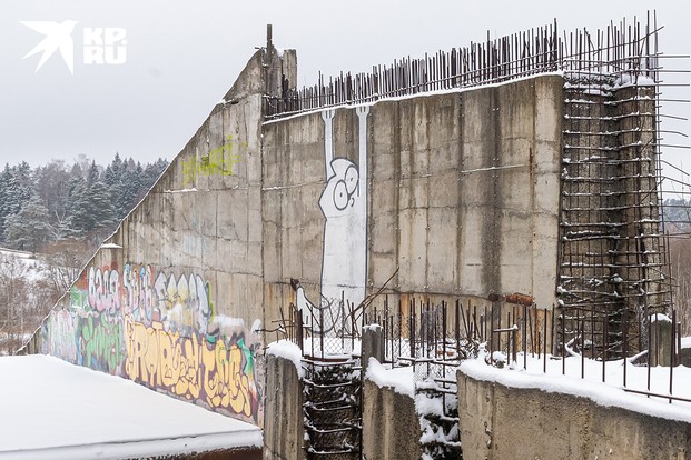 Стены сооружения изрисованы