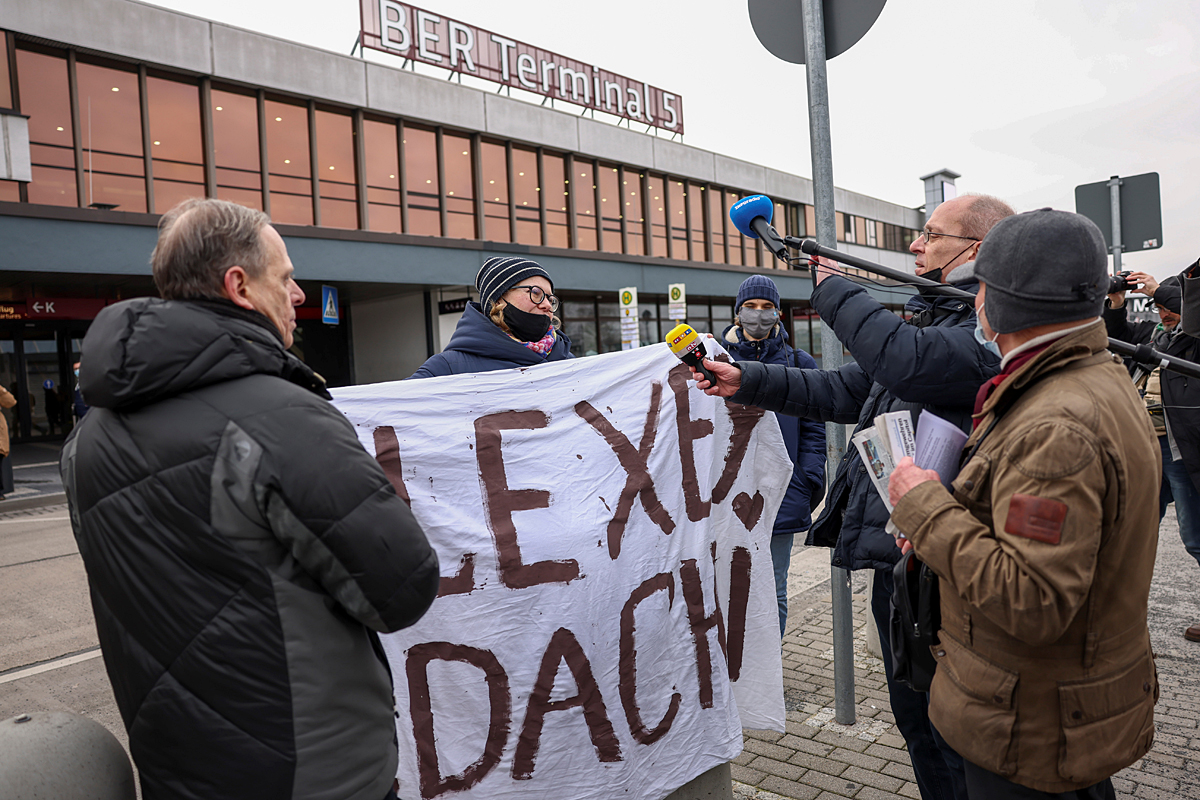 В аэропорт Шенефельд прибыло несколько десятков восторженных поклонников Алексея Навального