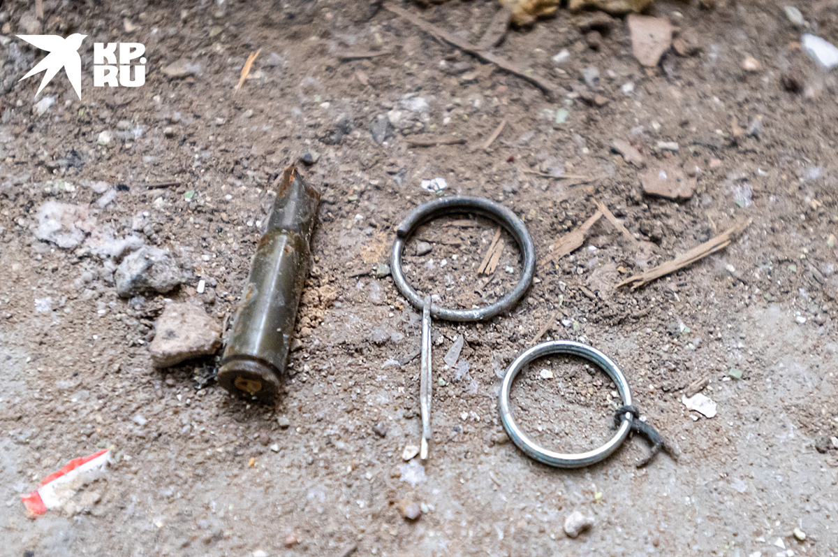 На ступенях валялись гильзы от автоматных патронов. И чека от гранаты. Чуть позже нашли ещё одну