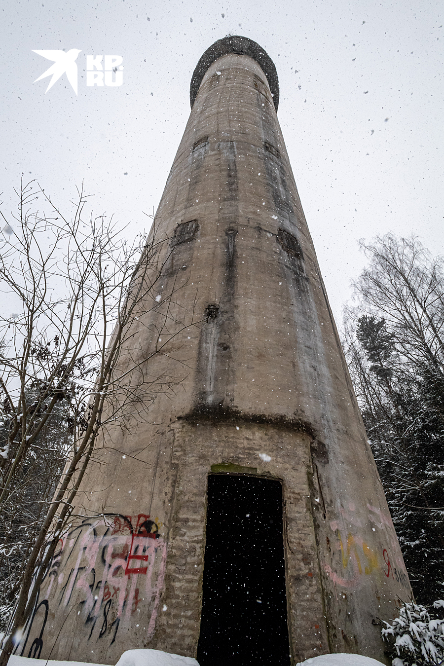 В ста метрах от столовой перед нами предстал высоченный круглый донжон