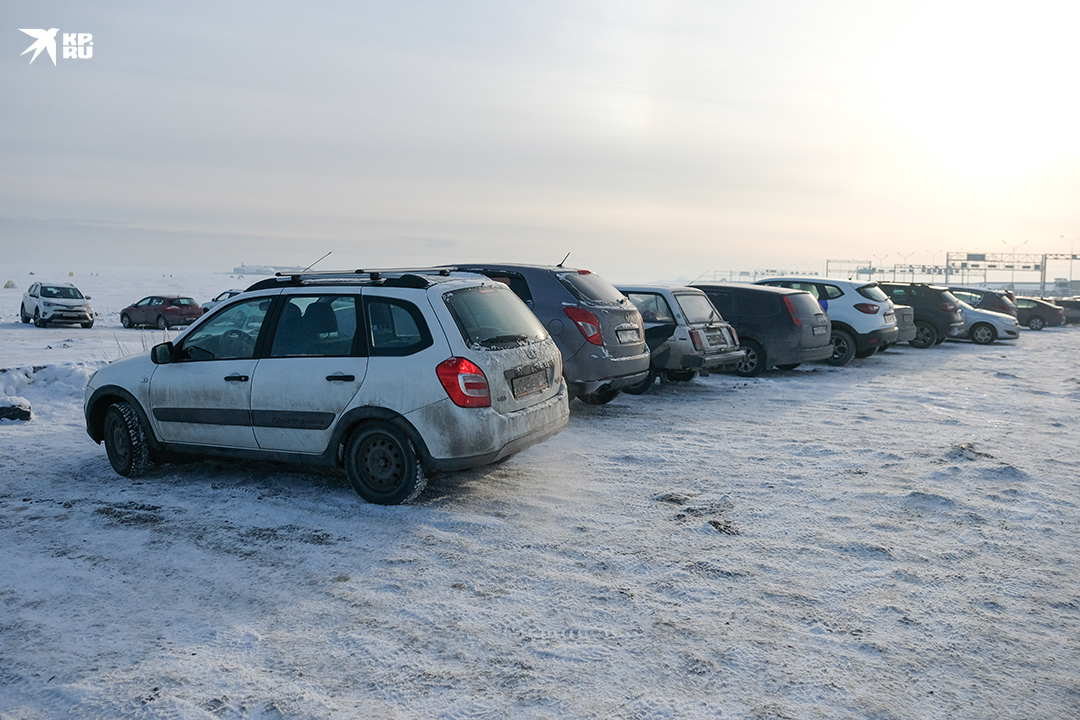 У дамбы - каждодневный ажиотаж. В середине дня найти свободное место на парковке очень сложно.