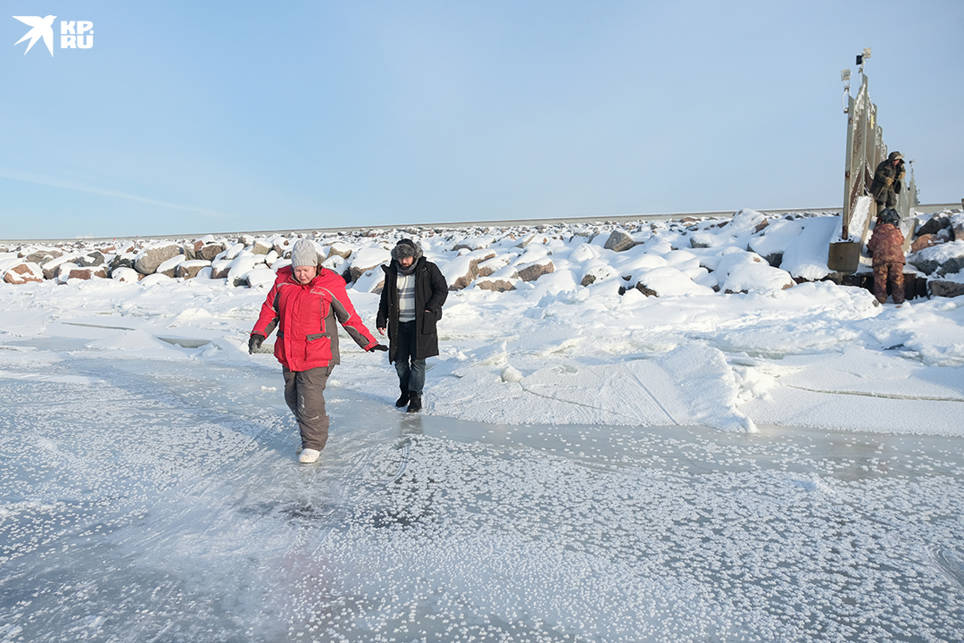Некоторе рыбаки в поисках хорошего места уходят от берега на пять-десять километров. Это лишнее - у берега и лед крепче, и рыбы так же много.