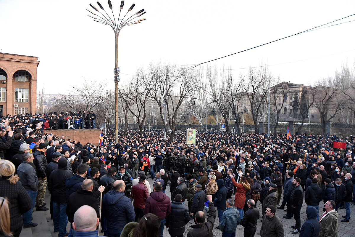 В Ереване продолжаются выступления противников Никола Пашиняна, требующих его отставки