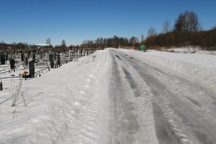 Аллея в "старой" части Осташинского кладбища