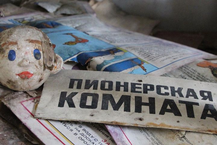 По словам Александры, в заброшенном лагере очень много советской атрибутики. Фото: предоставлено Александрой Гилевой.