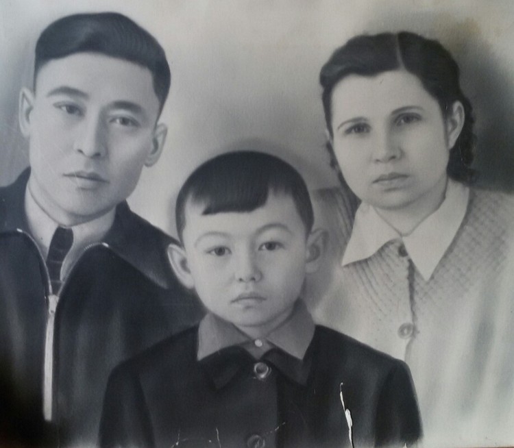 Хунлинь с женой Анной и сыном Толей. Фото: архив семьи.