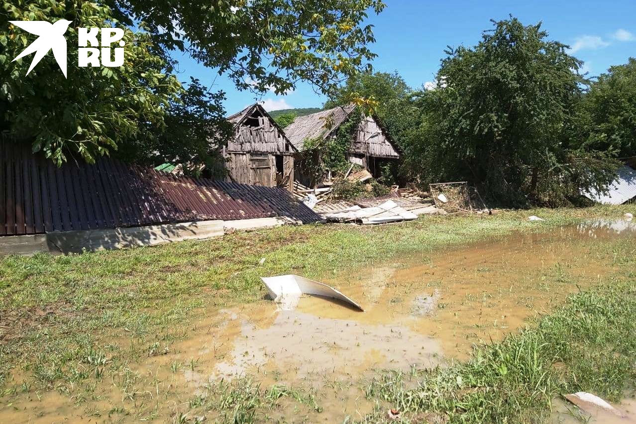 Не смогли устоять перед непогодой и металлические ограждения.