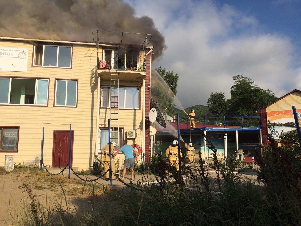 Пожарные пытаются локализировать пламя