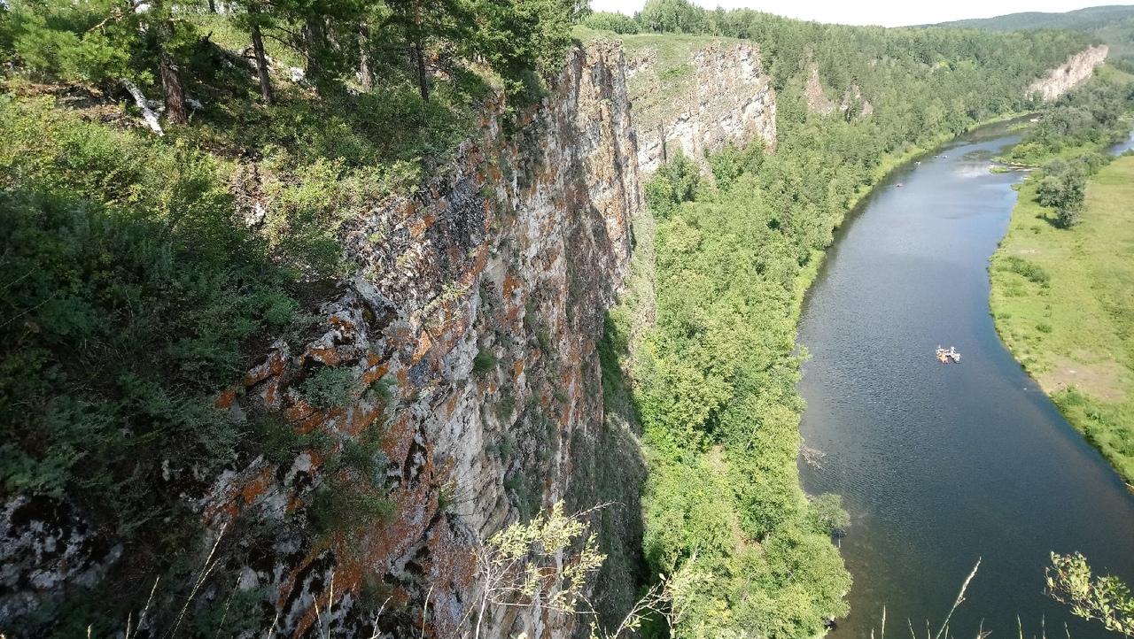 На самой макушке Лимоновского гребня располагается смотровая площадка, имеющая отличную обзорность