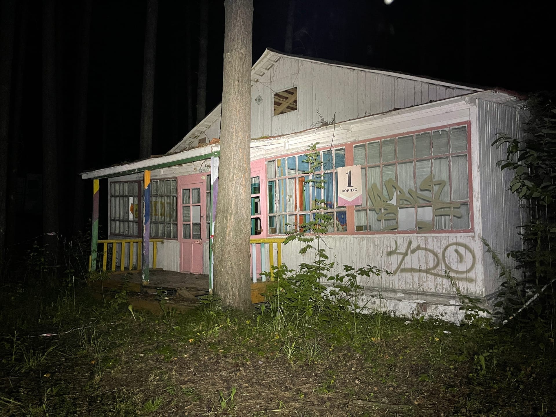 Внутри можно найти детские рисунки, журналы, нетронутую старую технику.