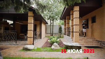 На зеленом участке дом Марины (справа) и баня (слева). Есть пара грядок