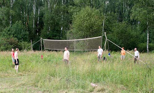 После сытного обеда по расписанию волейбол.