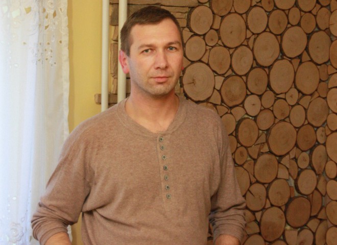 Виталий Миллер работает на двух работах, но и о доме не забывает - ремонт делал своими руками.