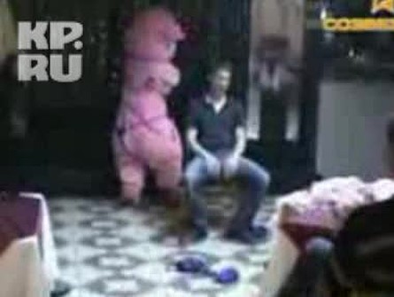 video-striptiz-na-stanke-trahnul-na-ulitse-cherez-stringi-ne-uspel-snyat-onlayn
