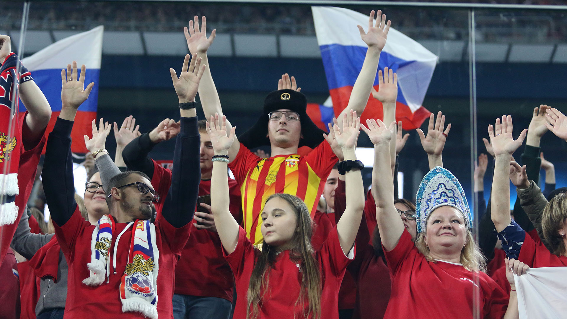 Болельщики сборной России во время товарищеского матча. Фото: globallookpress.com/Maksim Konstantinov